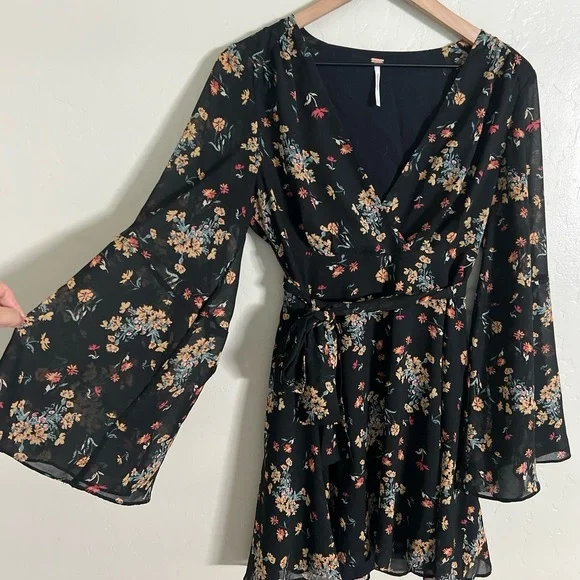 Free People‎ Retro Black Lilou Printed Mini Dress Floral Bell Sleeves Boho - Picture 4 of 7